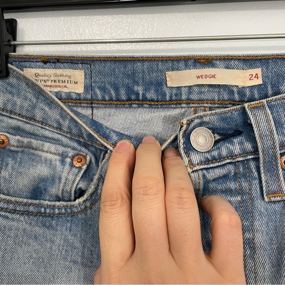 Levi's Premium Wedgie Light Wash High Rise Jeans Size 24 - Picture 7 of 11
